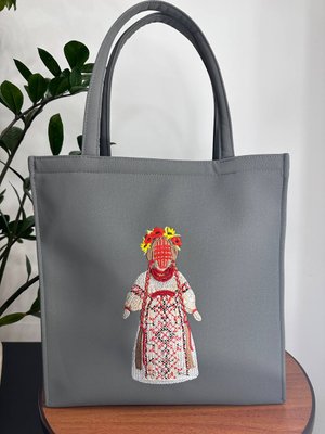 Эко шопер с вышивкой (Серый) "Кукла мотанка в красном цвете" (Премиум эко кожа) 06405-01 фото
